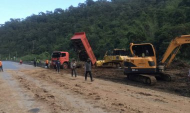 ทหาร นพค.33.-แขวงตากฯ 1  เร่งขนย้าย ดินโคลนเคลียร์ถนนเปิดจราจร