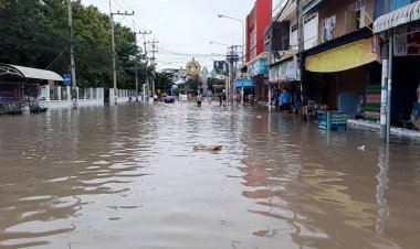 ฝนตกหนักอ่างน้ำล้นเขื่อนทับเสลาเมืองอุทัยธานีน้ำไหลบ่าท่วมฉับพัน