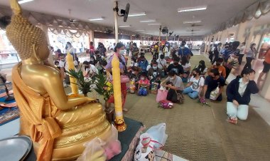 ชาวพุทธเมืองปากน้ำแห่ทำบุญเนื่องเทศกาลวันออกพรรษาวัดหลวงพ่อโตบางพลีคึกคัก (มีคลิป)