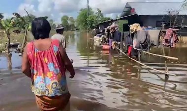 น้ำท่วมในเมืองชัยภูมิยังทรงตัวรอบนอกต้องอาศัยพื้นถนนเป็นที่หลับนอน(มีคลิป)