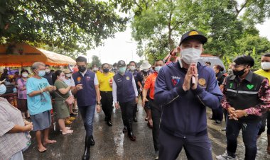 รมว.คมนาคม ลงพื้นที่สามโคกมอบถุงยังชีพผู้ประสบอุทกภัย 3, 300 ครัวเรือน(มีคลิป)