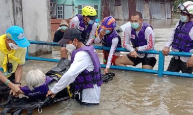 ไม่ทิ้งกัน!ผู้กำกับเมืองโคราช นำทีมลุยน้ำท่วมสูง ช่วยเด็ก ผู้สูงอายุ ป่วยติดเตียง (มีคลิป)