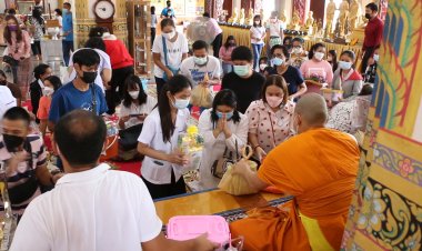 ชาวขอนแก่นร่วมทำบุญวันออกพรรษา แบบนิวนอมอลแน่นทุกวัด (มีคลิป)