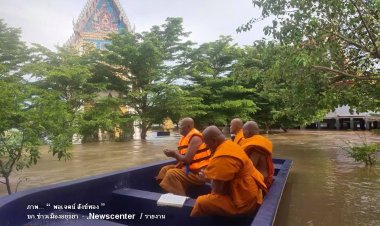 พระสงฆ์วัดตะกูบางบาลลอยเรือหน้าโบสถ์มหาปวารณาวันออกพรรษา