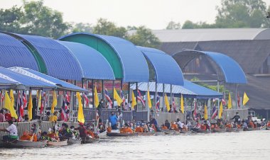 ตักบาตรพระร้อยทางเรือ ประเพณีเก่าแก่ริมฝั่งแม่น้ำเจ้าพระยาจังหวัดปทุมธานี