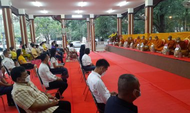 พ่อเมืองอำนาจเจริญนำประชาชนร่วมทำบุญตักบาตรท่ามกลางสายฝน