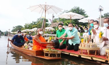 ผู้ว่าฯ-นายก อบจ.พิจิตร ตักบาตรเทโวพระพายเรือบิณฑบาตรส่งเสริมการท่องเที่ยวหนุนนโยบายรัฐเปิดประเทศ(มีคลิป)