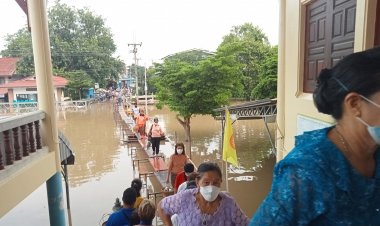 น้ำท่วมสูงไม่สามารถขัดขวางศรัทธาอันแรงกล้าคนบางลาพร้อมใจทำบุญออกพรรณา
