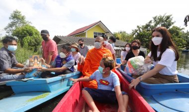สมเด็จพระสังฆราช ประทานถุงยังชีพซับน้ำตาเหยื่อน้ำท่วมปทุมธานี (มีคลิป)