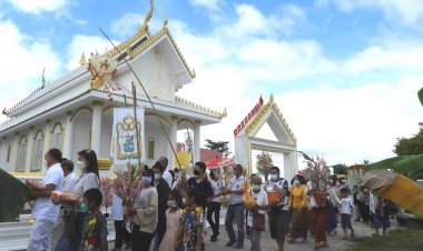สาธุชนศรีสะเกษแห่ร่วมบุญทอดกฐินสามัคคีมหากุศล84,000 พระธรรมขันกอง(มีคลิป)