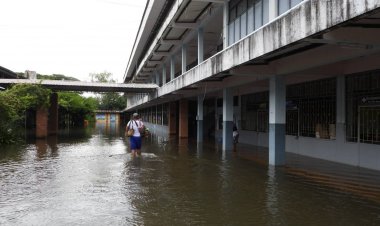 ชาวภูสิงห์เมืองศรีสะเกษสำลักน้ำป่าเทือกเขาพนมดงรักไหลทะลักจมบ้านเรือน(มีคลิป)