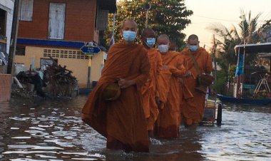 น้ำท่วม....มิอาจขัด  ศรัทธา  บารมี  ในบวรพุทธศาสนาได้