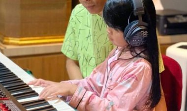 เหมาะสมหรือไม่ ? ชาวเน็ตวิจารณ์เดือด! “หนึ่ง จักรวาล” จับก้น-จับพุงลูกสาว