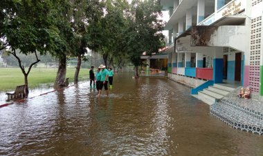 น้ำมูลทะลักท่วมโรงเรียนชุมพวงโคราช ต้องเลื่อนการเปิดเทอมไปก่อน