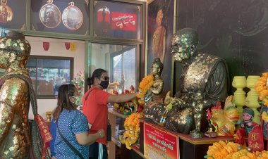 นักเสี่ยงโชคแห่ขอเลขเด็ดไอ้ไข่วัดนิเทศน์คลอง13 กันอย่างต่อเนื่อง ขณะที่เลขแบงค์ที่เจ้าอาวาสแจกสุดฮิตนำไปเสี่ยงโชค