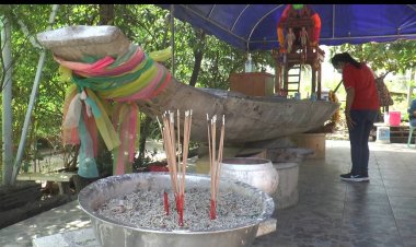 นักเสี่ยงโชคแห่ส่องเลขเด็ด! เรือตะเคียนโบราณวัดล้านหอยนาดี (มีคลิป)