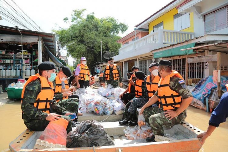 กองทัพไทยไม่ทิ้งประชาชนระดมพลลงพื้นซับน้ำตาเหยื่อน้ำท่วมเมืองกรุงเก่า