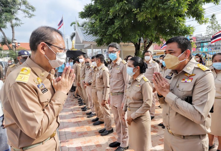 ทำงานวันแรกผู้ว่าปทุมฯถกด่วนสถานการณ์น้ำ ลั่นดูแลประชาชนเต็มที่ (มีคลิป)