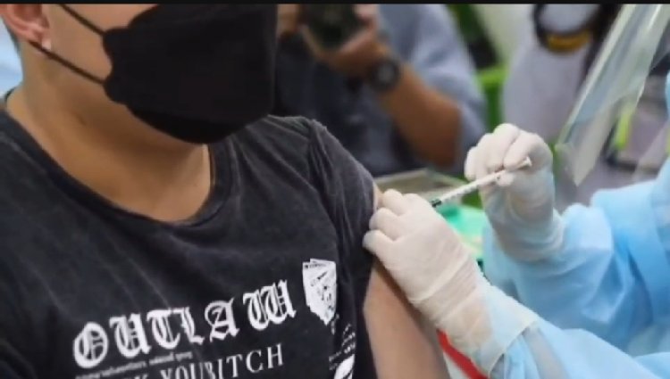 บรรยากาศเด็กนักเรียนอายุ 12-18 ฉีดวัคซีนไฟเซอร์ วันแรก เตรียมต้อนรับเปิดเทอม 