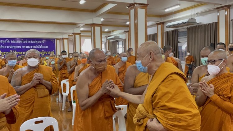 คณะสงฆ์จังหวัดปทุมธานีและคณะศิษยานุศิษย์พระธรรมรัตนาภรณ์ อดีตเจ้าคณะจังหวัดปทุมธานี เดินทางถวายกำลังใจจำนวนมาก