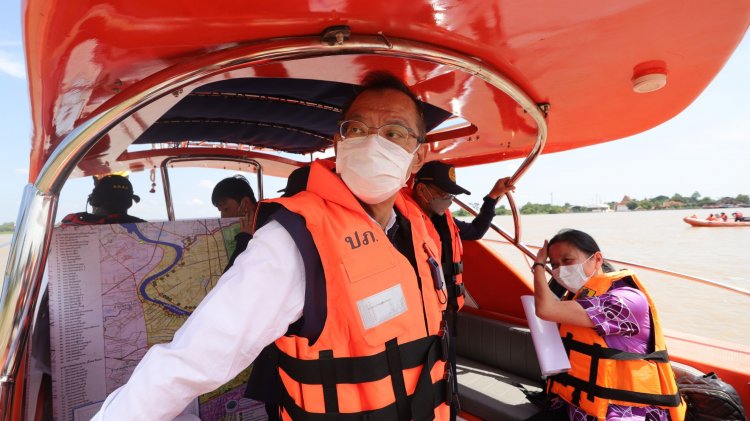 ผู้ว่าฯหมูป่า ล่องเรือติดตามสถานการณ์น้ำเจ้าพระยา พร้อมขอความร่วมมือผู้ใช้เรือลดความเร็วลง ลดแรงกระแทกบ้านเรือน