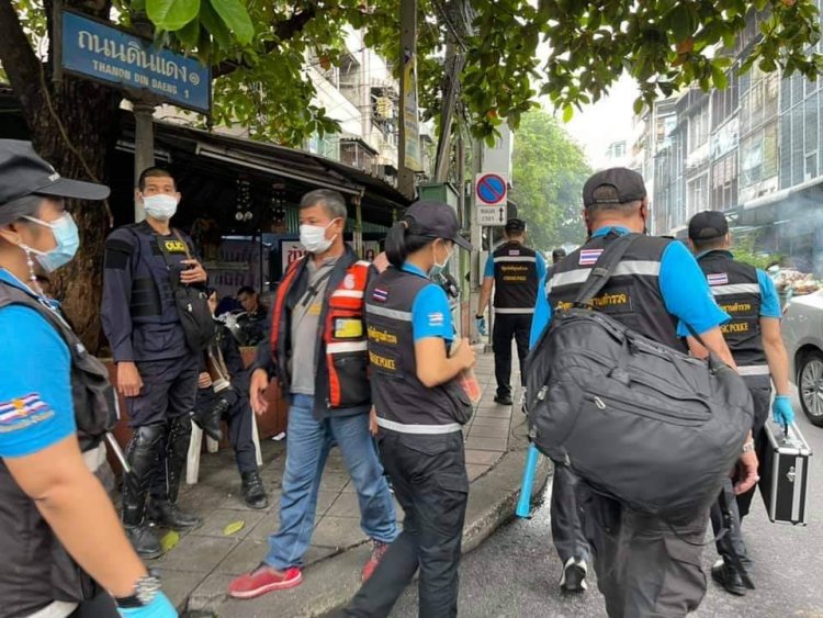 ตำรวจ ปูพรมปิดล้อมตรวจค้น แฟลตดินแดง ตลอดทั้งคืน หลัง อคฝ.ถูกยิงศีรษะอาการสาหัส รวบ 13 ผู้ต้องสงสัย ผบ.ตร. เตรียมสอบปากคำด้วยตนเอง