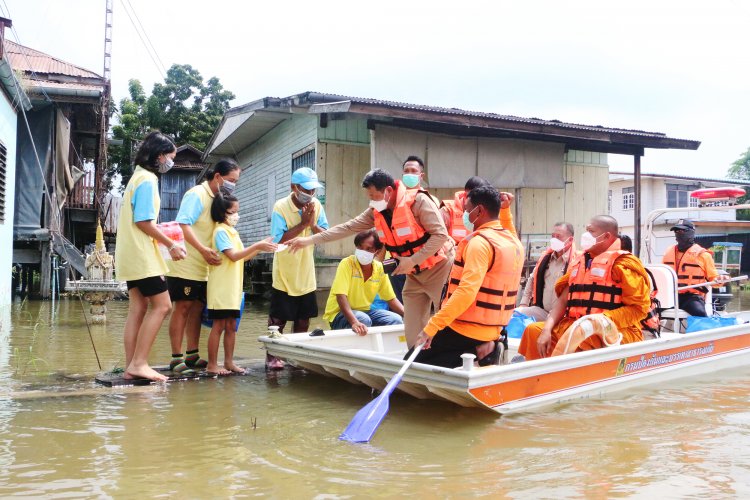 ปลัดกระทรวงมหาดไทยอัญเชิญถุงยังชีพสมเด็จพระสังฆราชแจกจ่ายให้ราษฎรลุ่มน้ำยมพิจิตร