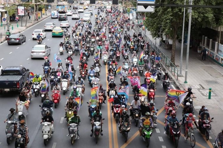 ม็อบ9ตุลา ผู้ชุมนุมห่มธงไพรด์อนุสาวรีย์ประขาธิปไตย