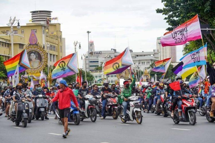 ม็อบ9ตุลา ผู้ชุมนุมห่มธงไพรด์อนุสาวรีย์ประชาธิปไตย เยาวชนประกาศโกนผมจนกว่านายกรัฐมนตรีจะลาออก