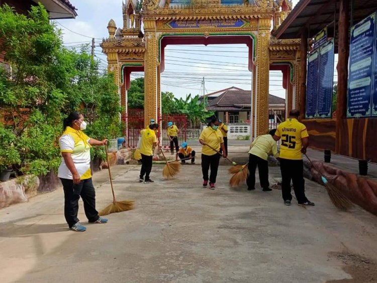 พระสงฆ์-ผู้นำ-ปชช.ศรีสะเกษผนึกแรงกายทำความสอาดศูนย์พักคอยพิชิตเชื้อโควิด