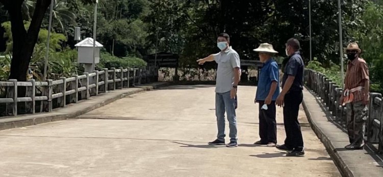 "สส.ชัยวุฒิ" ลงพื้นที่ ดูโครงการก่อสร้างสะพานข้ามลำห้วยแม่ละเมา ที่พังเสียหาย หลังเกิดอุทกภัยน้ำท่วมใหญ่ พร้อมเสนอสร้างถนนเชื่อมหมู่ 3 กับ หมู่ 5 ต.พะวอ