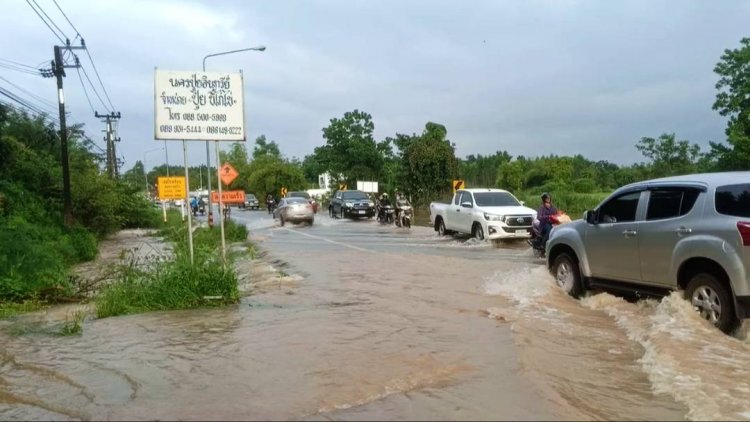 พายุโซนร้อน "คมปาซุ"  รับวันออกพรรษา ตกหนักจนท่วมถนน 