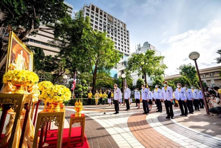 พิธีถวายสักการะเบื้องหน้าพระบรมฉายาลักษณ์ พระบาทสมเด็จพระบรมชนกาธิเบศร มหาภูมิพลอดุลยเดชมหาราช บรมนาถบพิตร  ณ โรงพยาบาลศิริราช