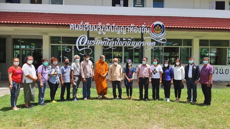 รองอธิบดีกรมการพัฒนาชุมชน ติดตามการดำเนินงานโครงการส่งเสริมภูมิปัญญาการทอผ้าจังหวัดสงขลา