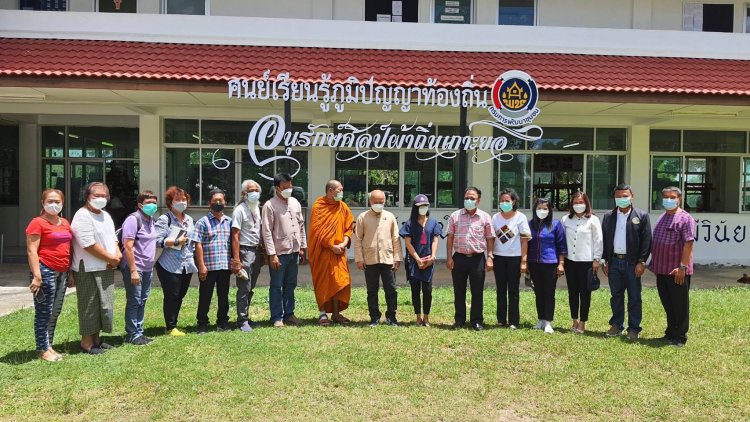 รองอธิบดีกรมการพัฒนาชุมชน  ติดตามการดำเนินงานโครงการส่งเสริมภูมิปัญญาการทอผ้าจังหวัดสงขลา