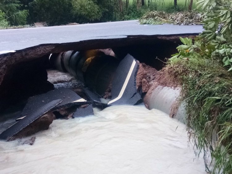 พิษพายุโซนร้อนคมปาซุทำฝนตกหนักาน้ำป่าเขาใหญ่พัดถนนสายท่องเที่ยวนาดีพังยับ