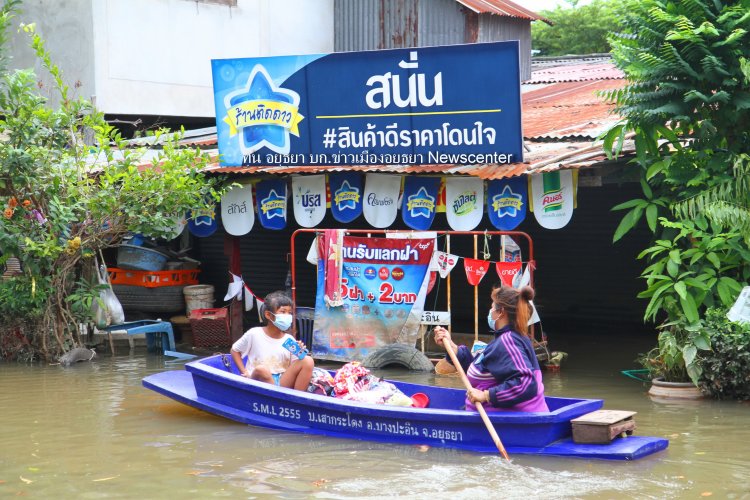 น้ำลดแต่ชุมชนบ้านเสากระโดงติดแม่น้ำเจ้าพระยายังคงต้องพายเรือเข้าออกบ้าน