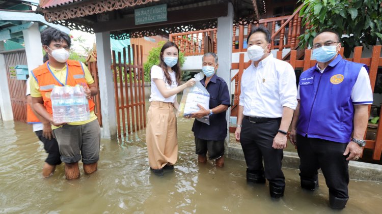 “ยูเรกา ปันน้ำใจ ช่วยเหลือสังคม”ลงพื้นที่ซับน้ำตาเหยื่อน้ำท่วมสามโคก