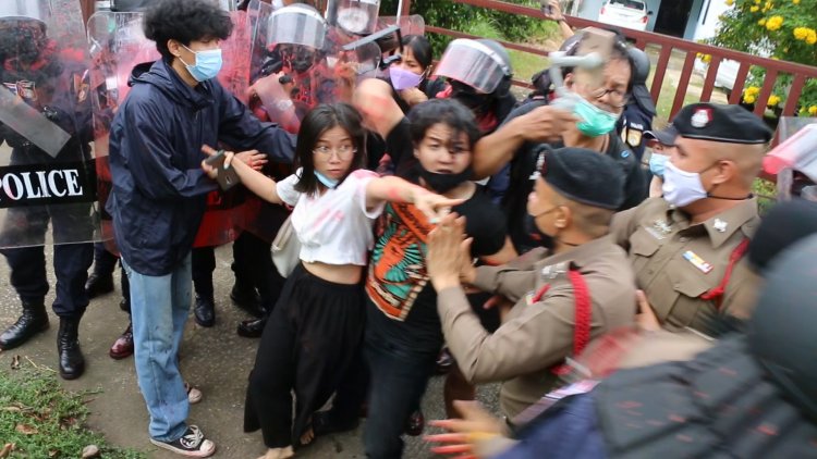 ตร.ภ.4 เร่งรวบรวมพยานหลักฐานเอาผิดผู้ชุมนุมหลังก่อเหตุปะทะเดือดต้าน"บิ๊กป้อม"(มีคลิป)