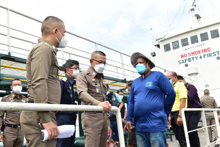 ผบ.ตร.แถลงจับกุมเรือบรรทุกน้ำมันเถื่อนกว่า 1 ล้านลิตรที่สมุทรปราการ