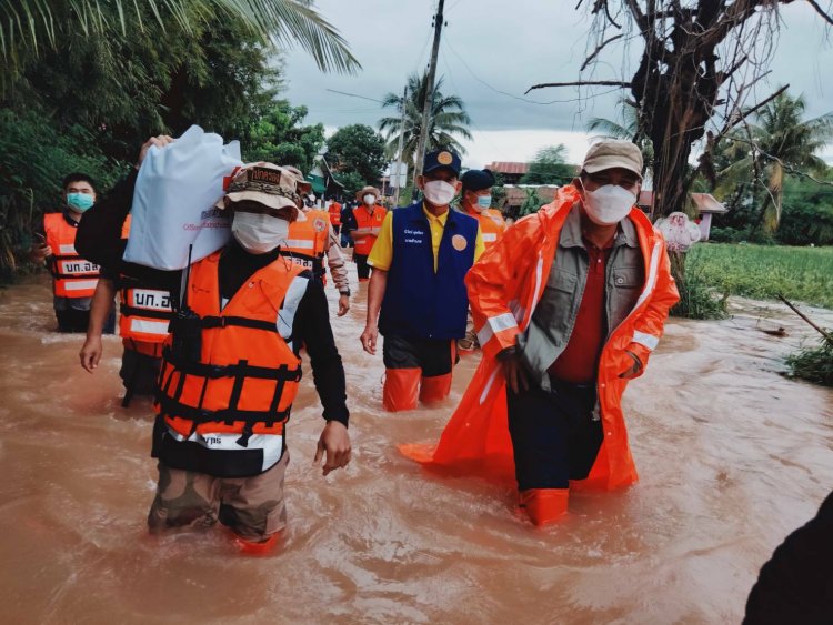 ผู้ว่าฯชัยภูมิ- นพค.55 ยกทัพ ช่วยผู้ประสบภัยน้ำท่วมชาวภูเขียว (มีคลิป)