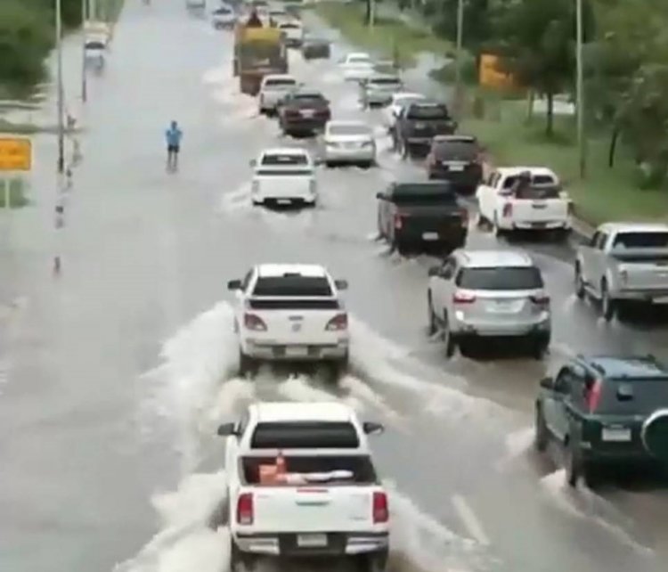 โคราชฝนตกต่อเนื่อง เกิดน้ำท่วมถนนมิตรภาพยาวกว่า 200 เมตร (ชมคลิป)