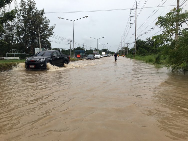 ฝนตกไม่หยุดน้ำป่าทะลักท่วมถนนราชสีมา-โชคชัย ระยะทางกว่า 500 ม.