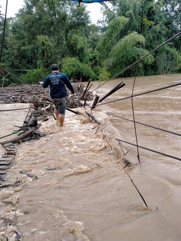 ชาวกะเหรี่ยงไทยแสนลำบาก ต้องขึงเชือกข้ามแม่น้ำแม่กลองข้ามไปมา หลังพายุเตี้ยนหมู่ถล่มสะพานแขวนพัง วอนหน่วยงานที่รับผิดชองเข้าไปดูแล 