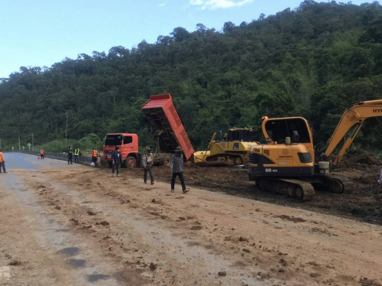 ทหาร นพค.33.-แขวงตากฯ 1 เร่งขนย้าย ดินโคลนเคลียร์ถนนเปิดจราจร