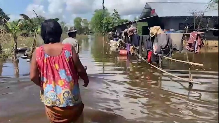 น้ำท่วมในเมืองชัยภูมิยังทรงตัวรอบนอกต้องอาศัยพื้นถนนเป็นที่หลับนอน(มีคลิป)