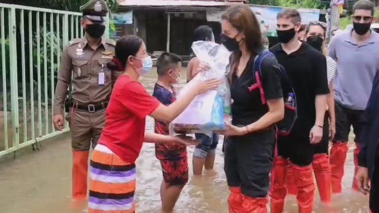 อุปทูตอิสราเอล รุดมอบถุงยังชีพซับน้ำเหยื่อน้ำท่วมเมืองโคราช(มีคลิป)