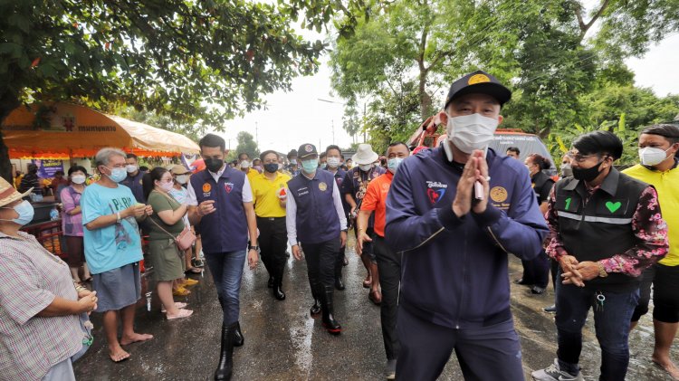 รมว.คมนาคม ลงพื้นที่สามโคกมอบถุงยังชีพผู้ประสบอุทกภัย 3, 300 ครัวเรือน(มีคลิป)