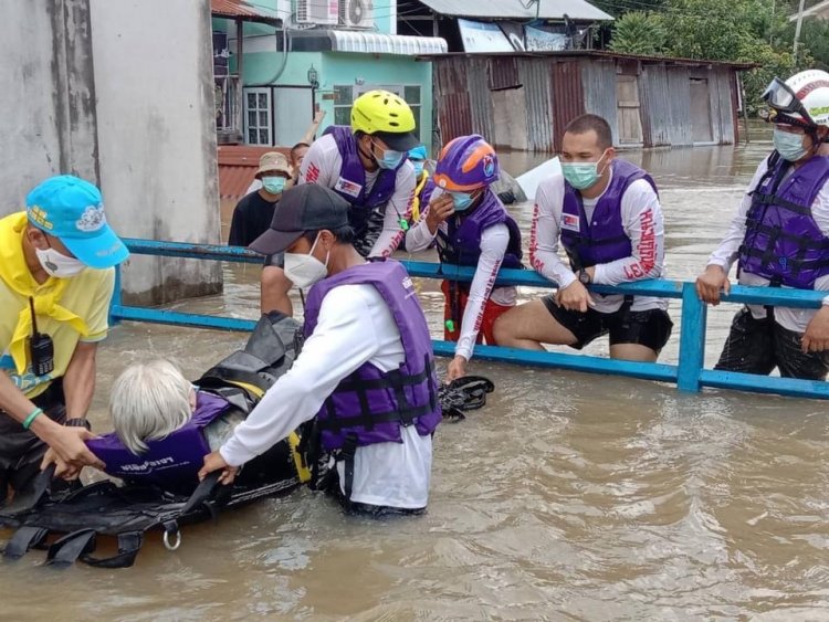 ไม่ทิ้งกัน!ผู้กำกับเมืองโคราช นำทีมลุยน้ำท่วมสูง ช่วยเด็ก ผู้สูงอายุ ป่วยติดเตียง (มีคลิป)