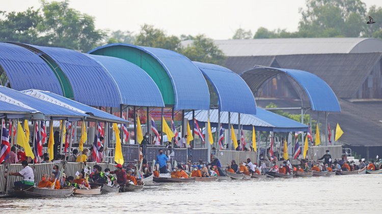 ตักบาตรพระร้อยทางเรือ ประเพณีเก่าแก่ริมฝั่งแม่น้ำเจ้าพระยาจังหวัดปทุมธานี